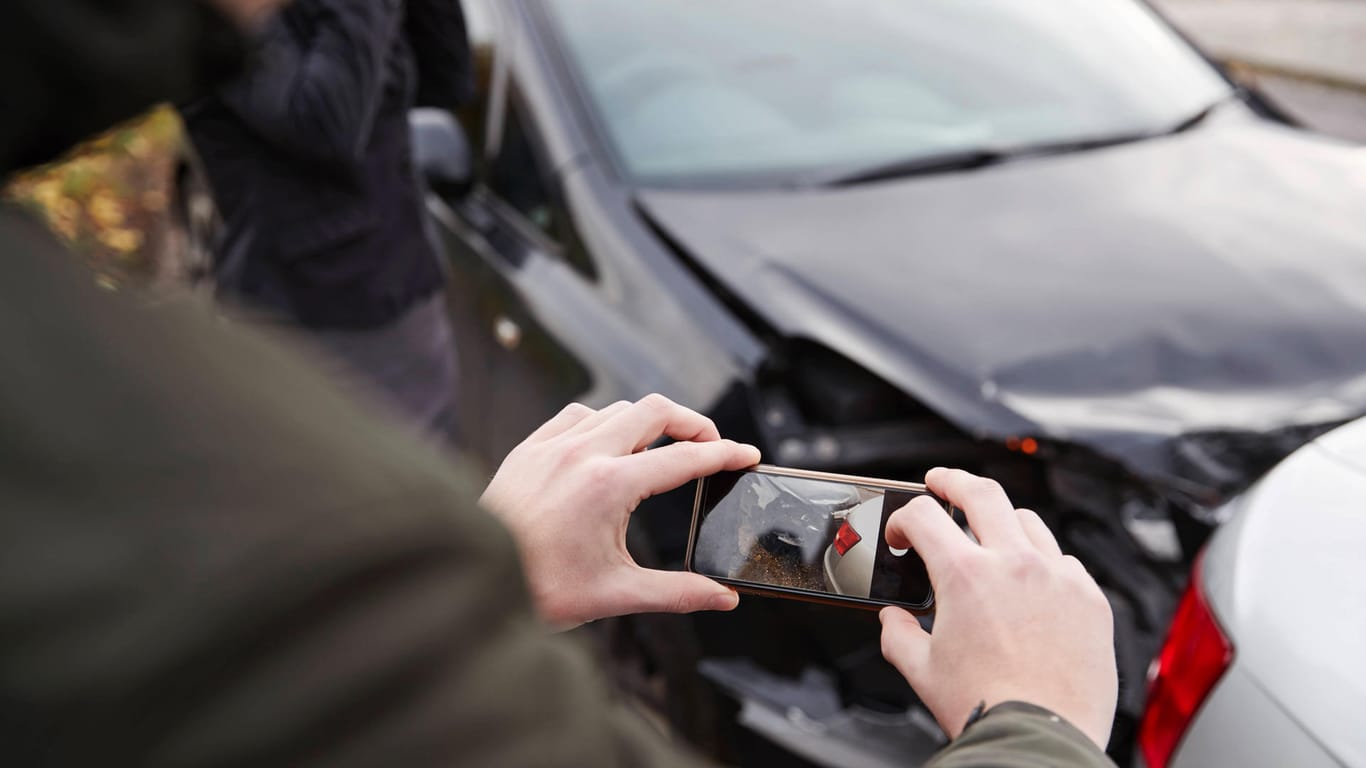 Schaden dokumentieren: Machen Sie Fotos von den Autos, aber auch von der Umgebung – am besten aus mehreren verschiedenen Perspektiven.