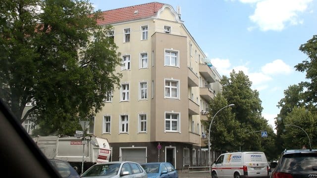 Ein Wohnhaus in Neukölln, das unter Quarantäne gestellt wurde: Erste Bewohner werden nun mit Hilfspaketen versorgt.