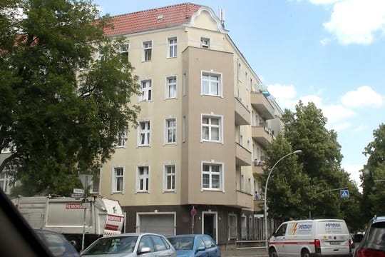 Ein Wohnhaus in Neukölln, das unter Quarantäne gestellt wurde: Erste Bewohner werden nun mit Hilfspaketen versorgt.