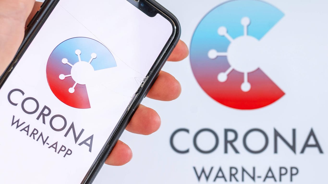 Smartphone mit Corona-Warn-App: Für den Betrieb des Programms entstehen weitere Kosten.