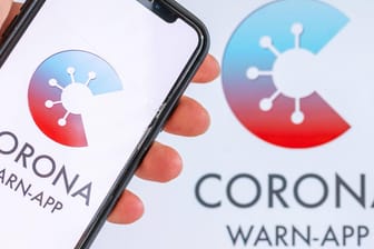 Smartphone mit Corona-Warn-App: Für den Betrieb des Programms entstehen weitere Kosten.