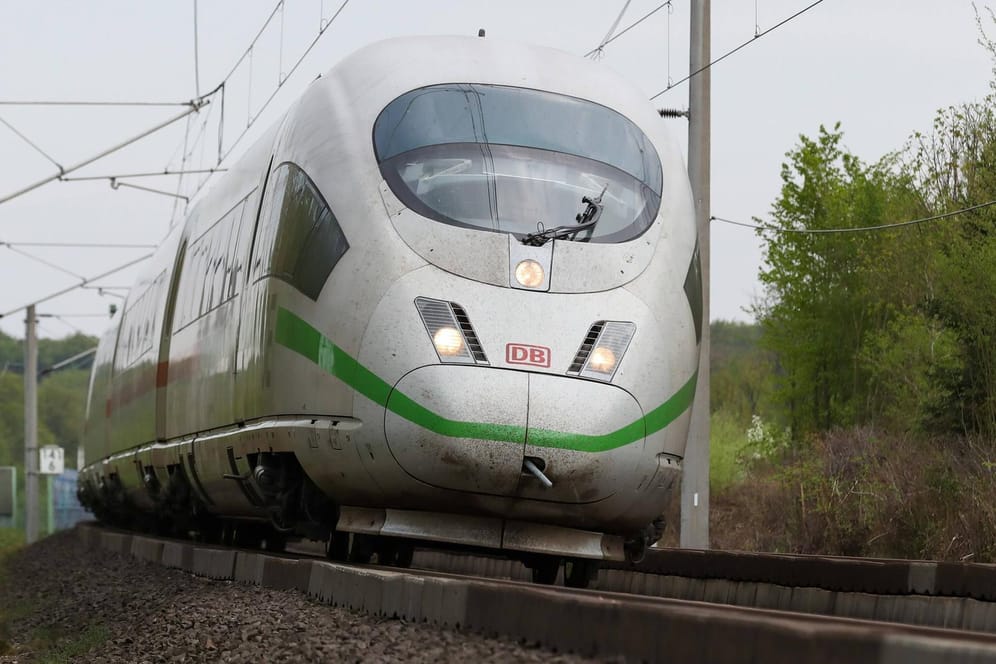 ICE auf einer Strecke in Hessen: Ein Lokführer musste auf der Strecke zwischen Hessen und Rheinland-Pfalz eine Vollbremsung hinlegen.