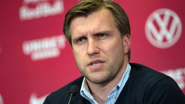 Leipzigs Sportdirektor Markus Krösche ist mit dem Termin für die Fortsetzung der Champions League unzufrieden. Leipzigs Sportdirektor Markus Krösche ist mit dem Termin für die Fortsetzung der Champions League unzufrieden.