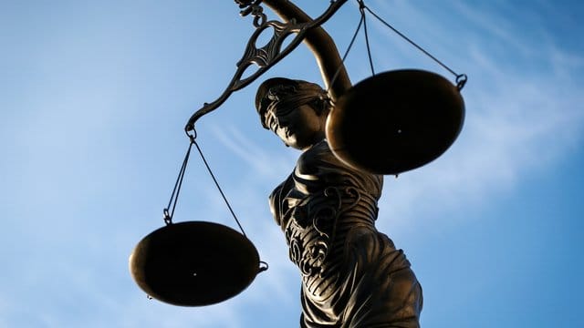 Eine Statue der Justitia hält eine Waage in ihrer Hand (Symbolbild): Ein Verein mit Verbindung in die rechtsextreme Szene muss seinen Vereinssitz in Erfurt aufgeben.