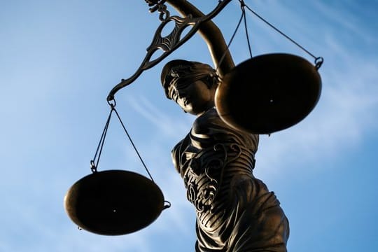 Eine Statue der Justitia hält eine Waage in ihrer Hand (Symbolbild): Ein Verein mit Verbindung in die rechtsextreme Szene muss seinen Vereinssitz in Erfurt aufgeben.