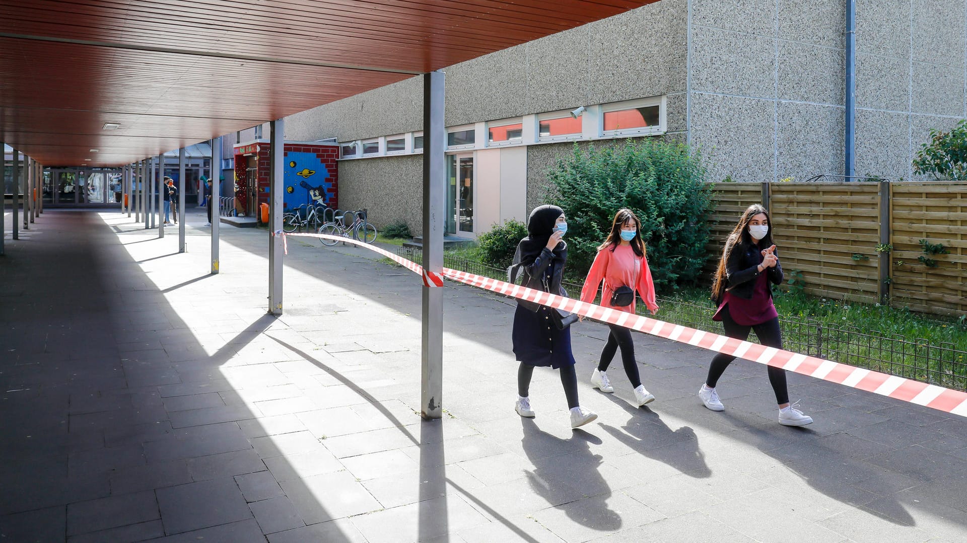 Schule in Düsseldorf: Nach den Ferien sollen die Beschränkungen im Betrieb der Bildungseinrichtungen fallen.