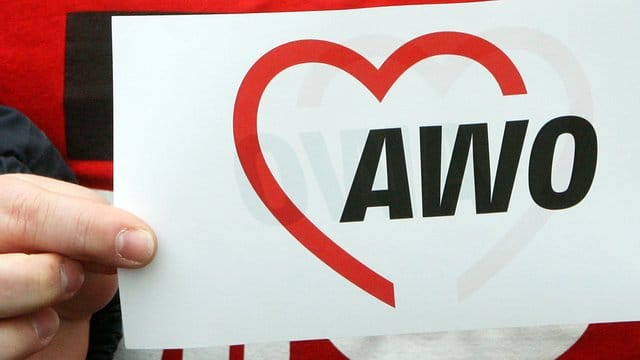 Das Logo der Arbeiterwohlfahrt (AWO) ist auf einem Papier zu lesen: Das Frankfurter Arbeitsgericht befasste sich am Mittwoch mit der Awo-Affäre. Das Logo der Arbeiterwohlfahrt (AWO) ist auf einem Papier zu lesen: Das Frankfurter Arbeitsgericht befasste sich am Mittwoch mit der Awo-Affäre.