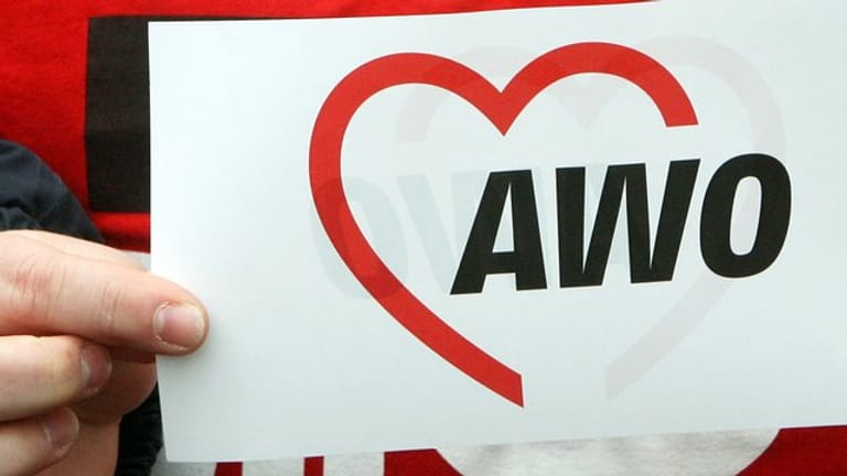 Das Logo der Arbeiterwohlfahrt (AWO) ist auf einem Papier zu lesen: Das Frankfurter Arbeitsgericht befasste sich am Mittwoch mit der Awo-Affäre.