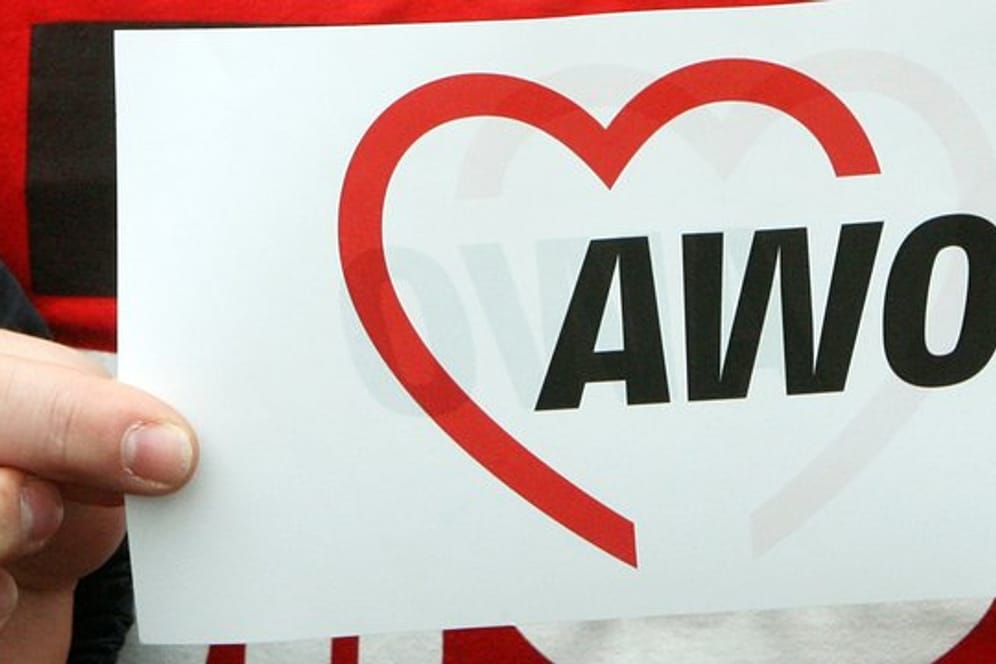 Das Logo der Arbeiterwohlfahrt (AWO) ist auf einem Papier zu lesen: Das Frankfurter Arbeitsgericht befasste sich am Mittwoch mit der Awo-Affäre.