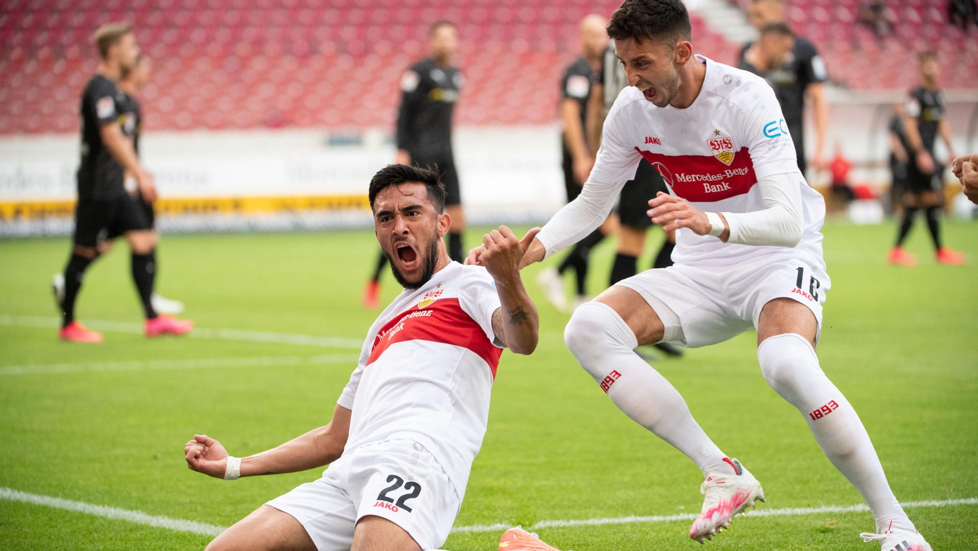 Nicolas Gonzalez (li) und Atakan Karazor: Die VfB-Profis jubeln nach dem Tor zum 1:0. Nicolas Gonzalez (li) und Atakan Karazor: Die VfB-Profis jubeln nach dem Tor zum 1:0.