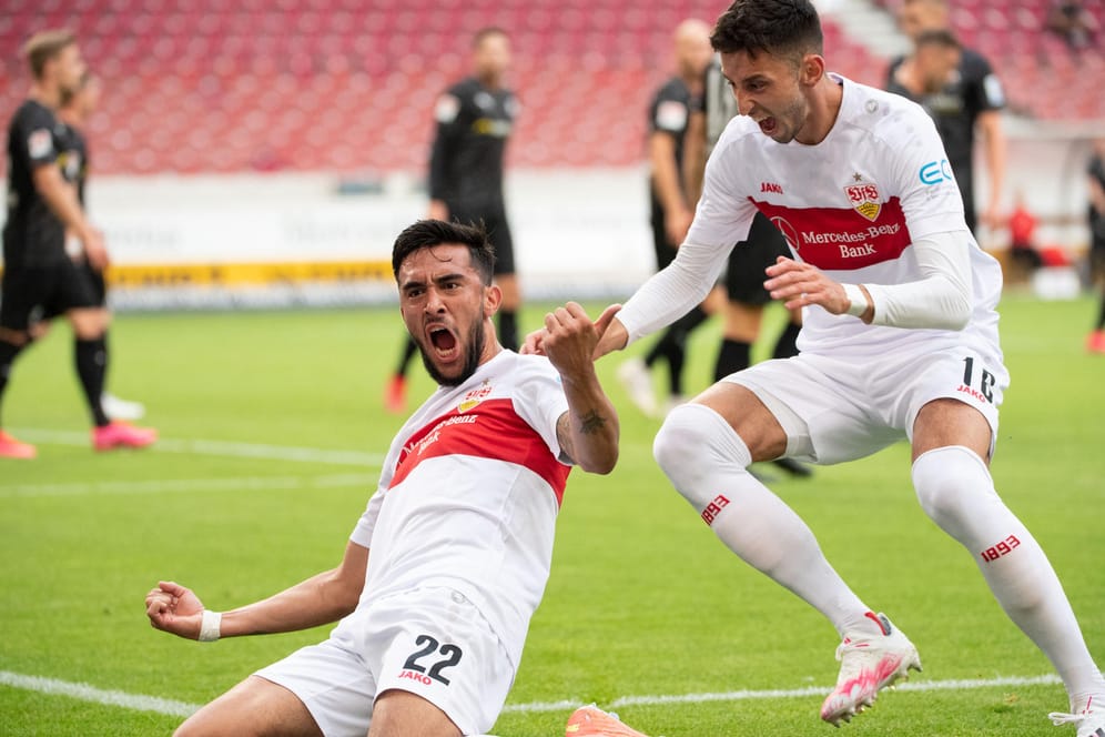 Nicolas Gonzalez (li) und Atakan Karazor: Die VfB-Profis jubeln nach dem Tor zum 1:0.