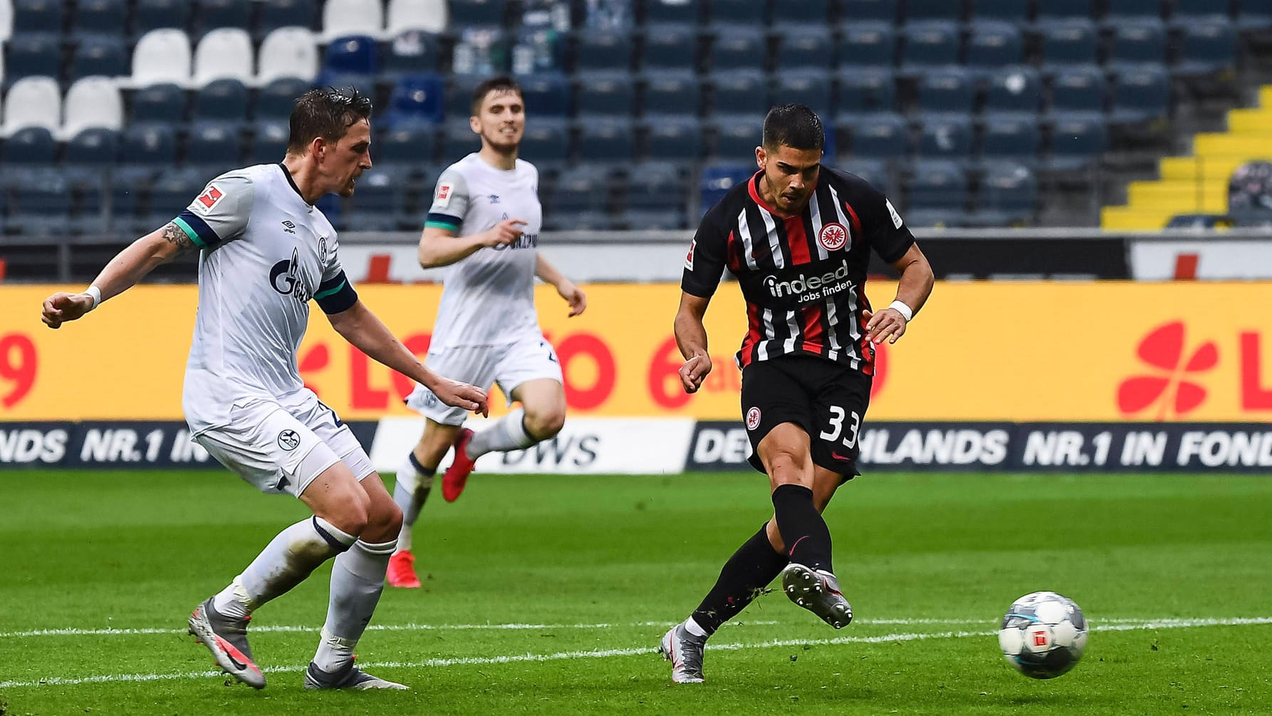 Andre Silva (re.): Der Frankfurter erzielte das erste Tor des Abends gegen Schalke 04. Andre Silva (re.): Der Frankfurter erzielte das erste Tor des Abends gegen Schalke 04.