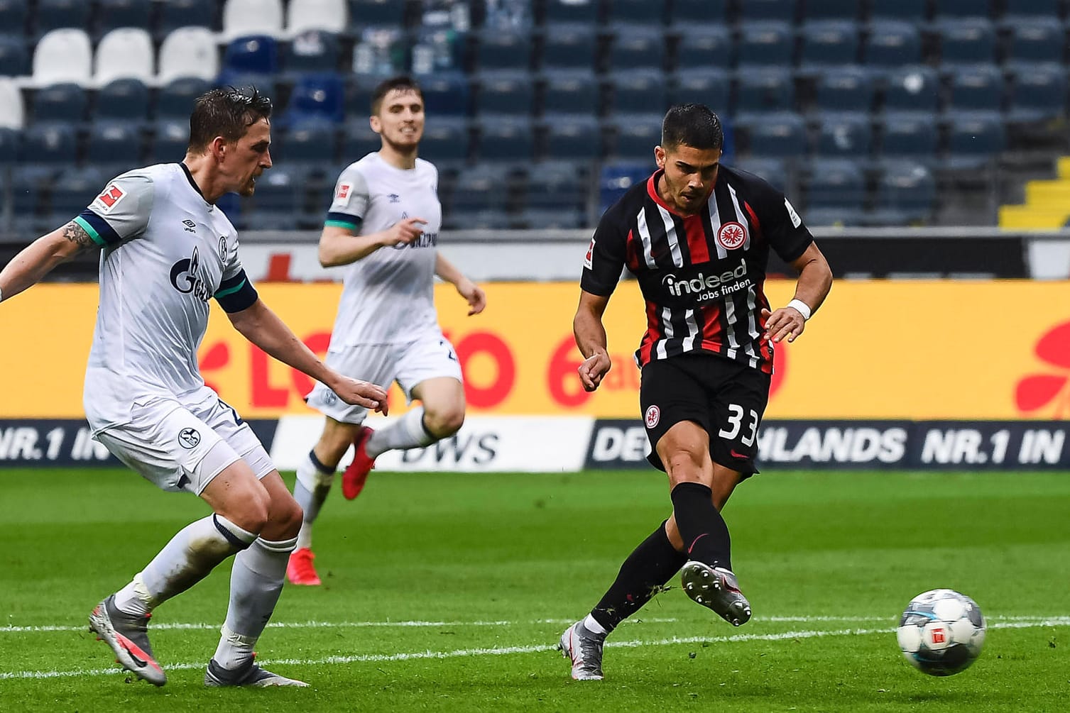Andre Silva (re.): Der Frankfurter erzielte das erste Tor des Abends gegen Schalke 04.