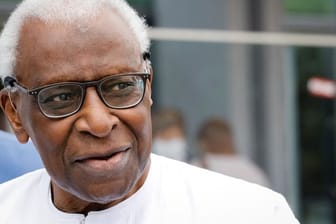 Im Prozess gegen den Ex-IAAF-Präsidenten Lamine Diack hat die Staatsanwaltschaft eine Gefängnisstrafe von vier Jahren gefordert.