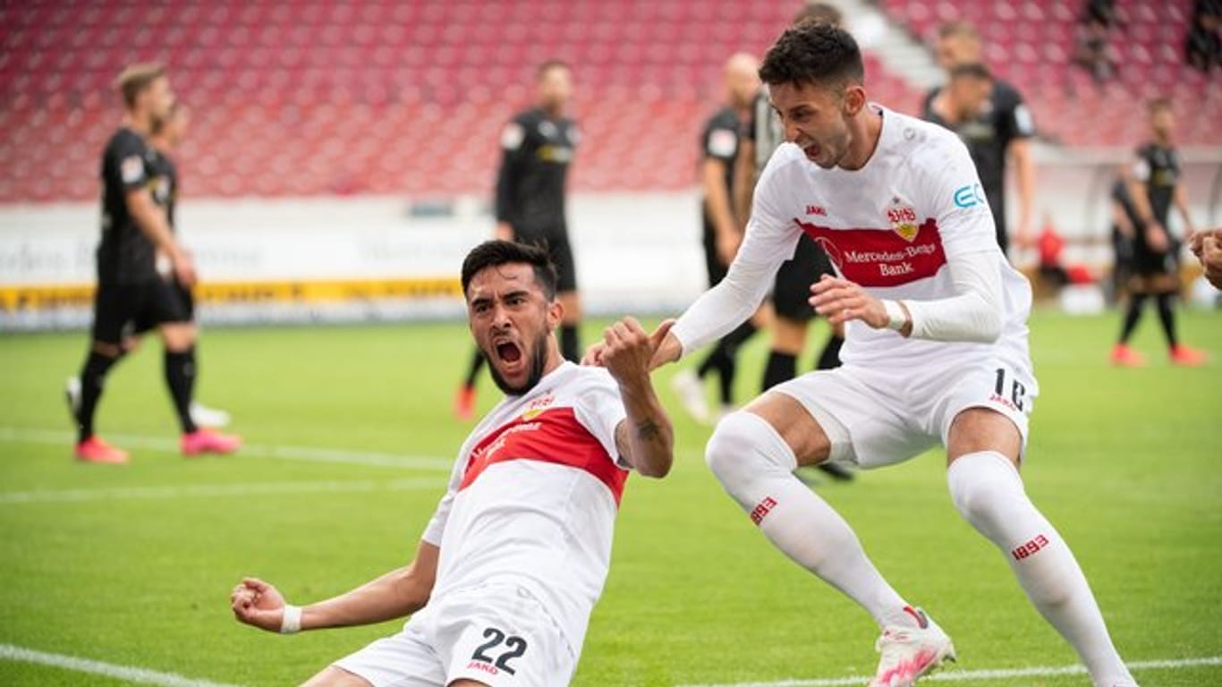 Der VfB Stuttgart um Nicolas Gonzalez (l) und Atakan Karazor eroberten Platz zwei.