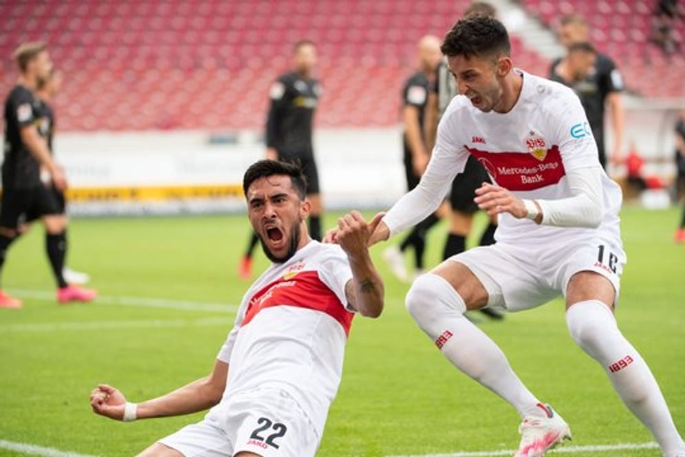 Der VfB Stuttgart um Nicolas Gonzalez (l) und Atakan Karazor eroberten Platz zwei.
