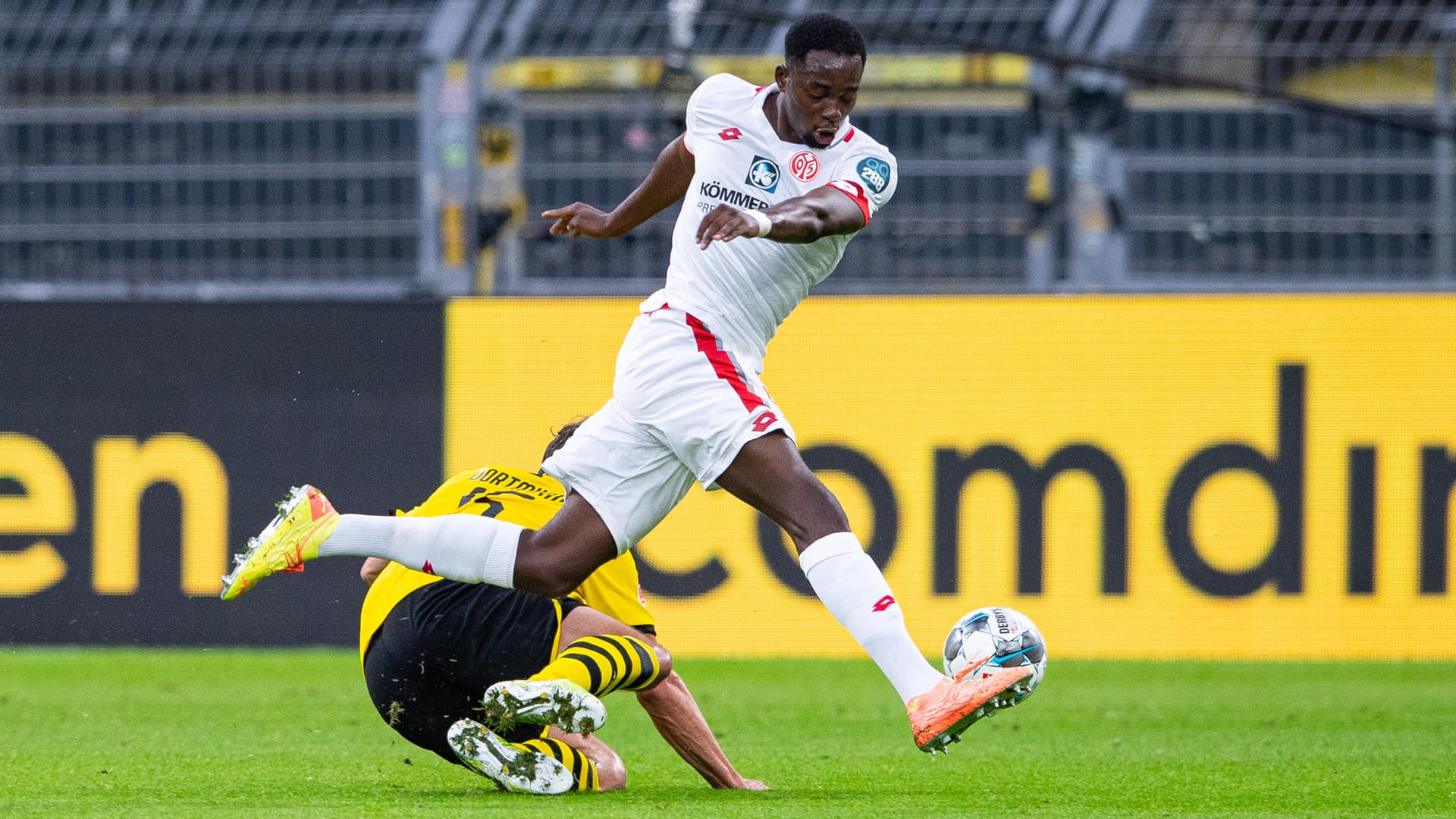 Bundesliga: Der Mainzer Jean-Philippe Mateta (vorne) und Dortmunds Mats Hummels kämpfen um den Ball.