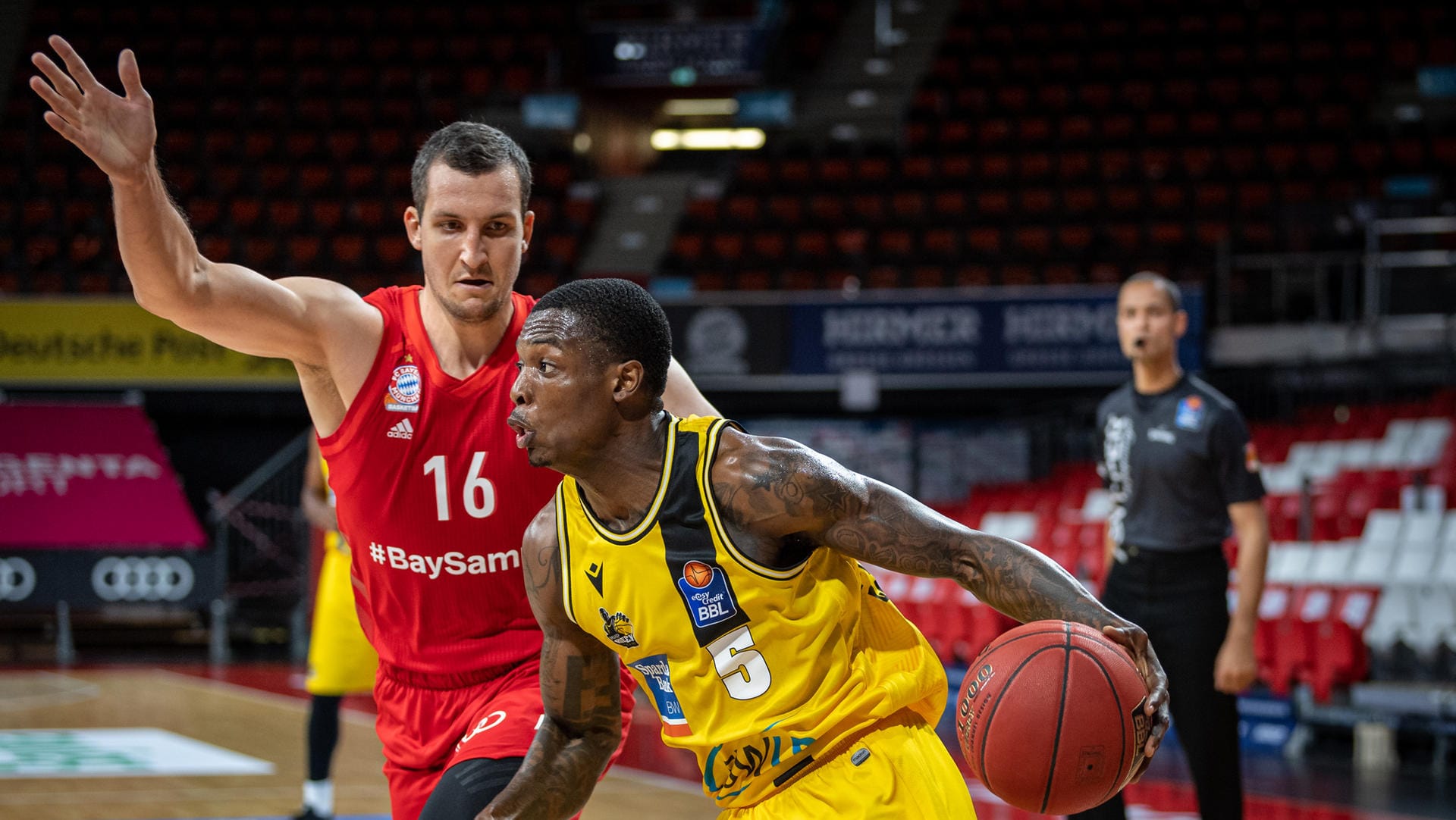 FC Bayern München - MHP Riesen Ludwigsburg: Ex-NBA-Profi Paul Zipser (li.) konnte Teyvon Myers (re.) nicht stoppen.