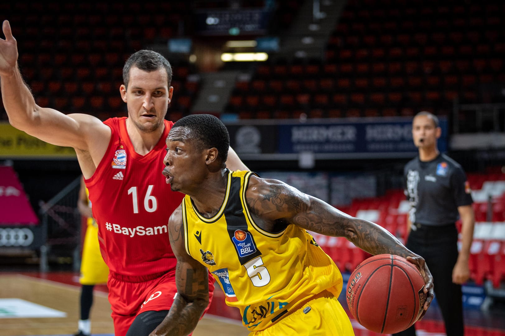 FC Bayern München - MHP Riesen Ludwigsburg: Ex-NBA-Profi Paul Zipser (li.) konnte Teyvon Myers (re.) nicht stoppen.