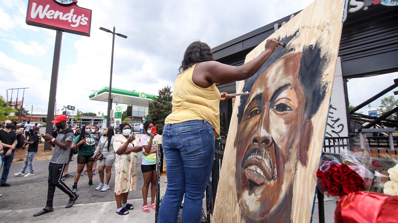 USA, Atlanta: Eine Künstlerin malt ein Bild des Opfers: Ein Polizist wird nun des Mordes angeklagt.