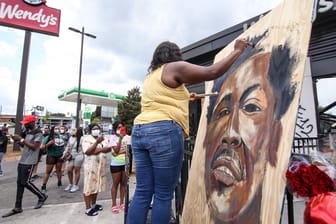 USA, Atlanta: Eine Künstlerin malt ein Bild des Opfers: Ein Polizist wird nun des Mordes angeklagt.