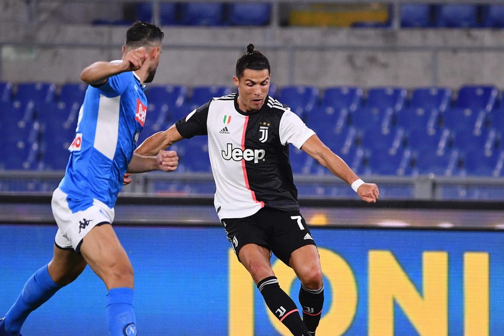 Cristiano Ronaldo (r) von Juventus gegen Elseid Hysaj von Neapel: Neapel besiegte Turin im Pokalfinale