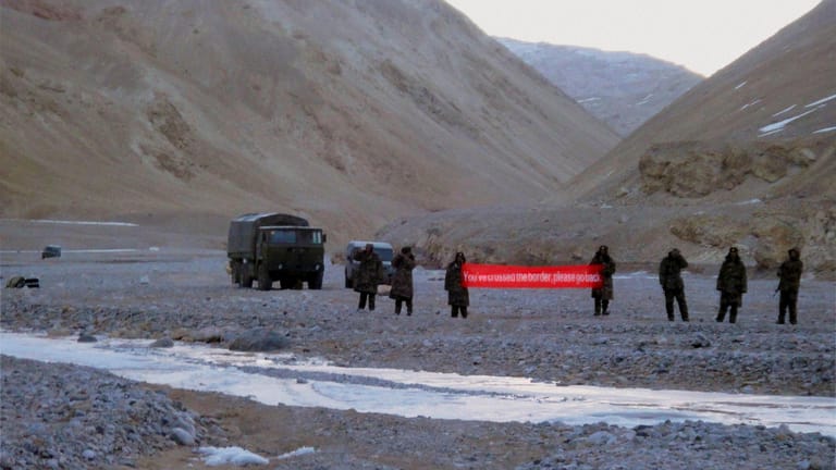 Chinesische Soldaten im Ladakh-Gebiet halten ein Transparent: "Sie haben die Grenze überschritten, gehen Sie zurück!"