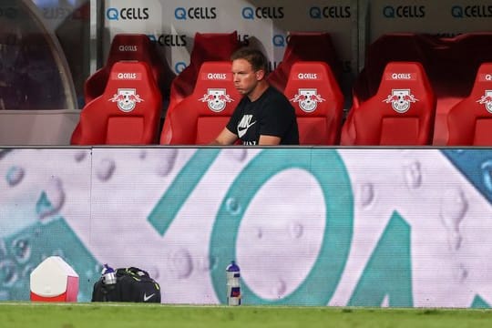 Leipzigs Trainer Julian Nagelsmann ist nach dem 2:2 enttäuscht.