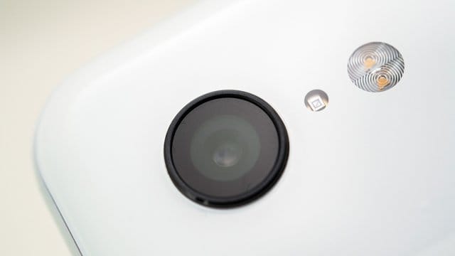 Für Aufnahmen aus der Froschperspektive sollte das Smartphone mit dem Rand auf dem Boden abgesetzt oder direkt an eine Wand oder Decke gehalten werden. Für Aufnahmen aus der Froschperspektive sollte das Smartphone mit dem Rand auf dem Boden abgesetzt oder direkt an eine Wand oder Decke gehalten werden.