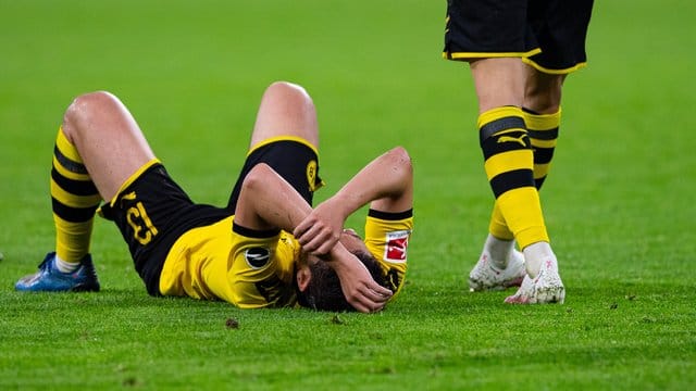 BVB-Spieler Raphael Guerreiro liegt auf dem Rasen.