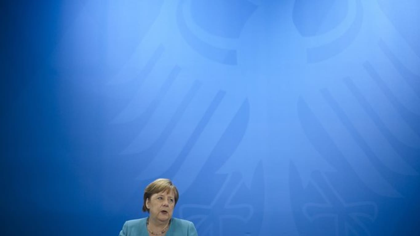 Bundeskanzlerin Merkel spricht auf einer Pressekonferenz nach ihrem ersten persönlichen Treffen mit den Ministerpräsidenten der Bundesländer seit drei Monaten.