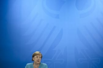 Bundeskanzlerin Merkel spricht auf einer Pressekonferenz nach ihrem ersten persönlichen Treffen mit den Ministerpräsidenten der Bundesländer seit drei Monaten.