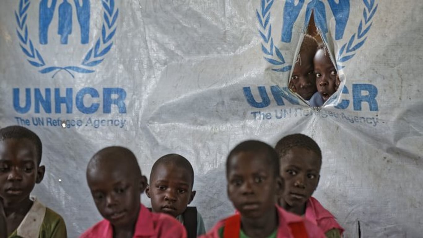 Kinder werden in der Ombechi Grundschule in Uganda im Flüchtlingslager Bidi Bidi in einem Zelt des Flüchtlingshilfswerkes UNHCR unterrichtet.
