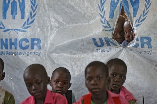 Kinder werden in der Ombechi Grundschule in Uganda im Flüchtlingslager Bidi Bidi in einem Zelt des Flüchtlingshilfswerkes UNHCR unterrichtet.