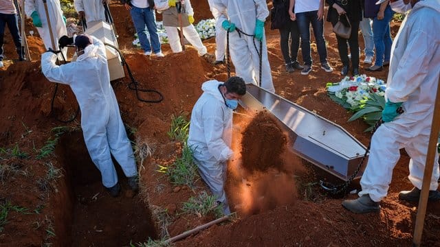 Beerdigung auf dem Friedhof Vila Formosa in São Paulo.