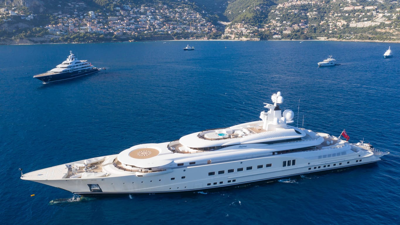 Eine Luxusyacht vor der Küste Monacos (Symbolbild): Die Zahl der Menschen, die sich ein solches Boot leisten können, steigt.