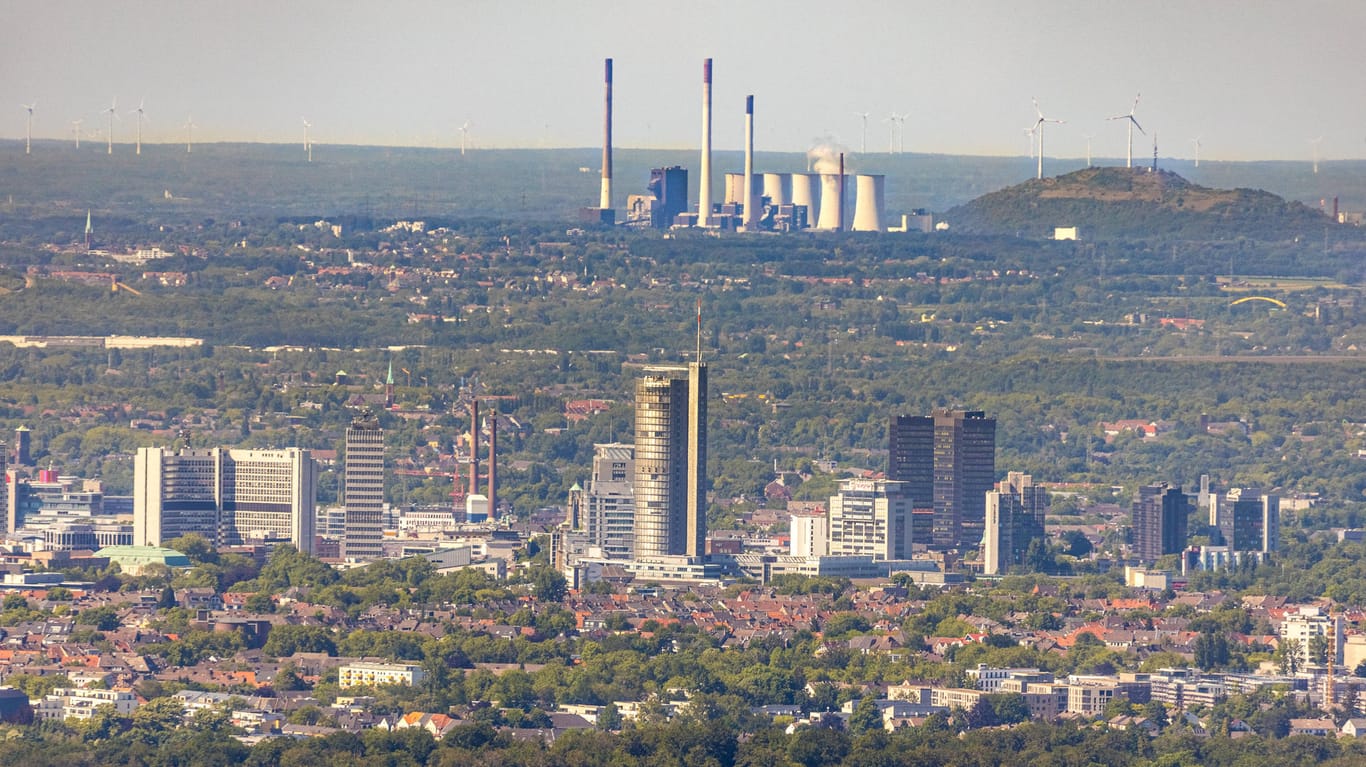 Blick über Essen mit Rathaus, RWE-Turm, Uniper Kraftwerke und Windpark Halde Oberscholven: Die Stadt soll bis 2030 klimaneutral werden, fordert eine neue Initiative.