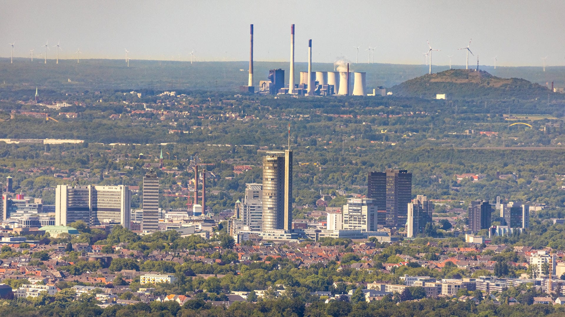 Blick über Essen mit Rathaus, RWE-Turm, Uniper Kraftwerke und Windpark Halde Oberscholven: Die Stadt soll bis 2030 klimaneutral werden, fordert eine neue Initiative.