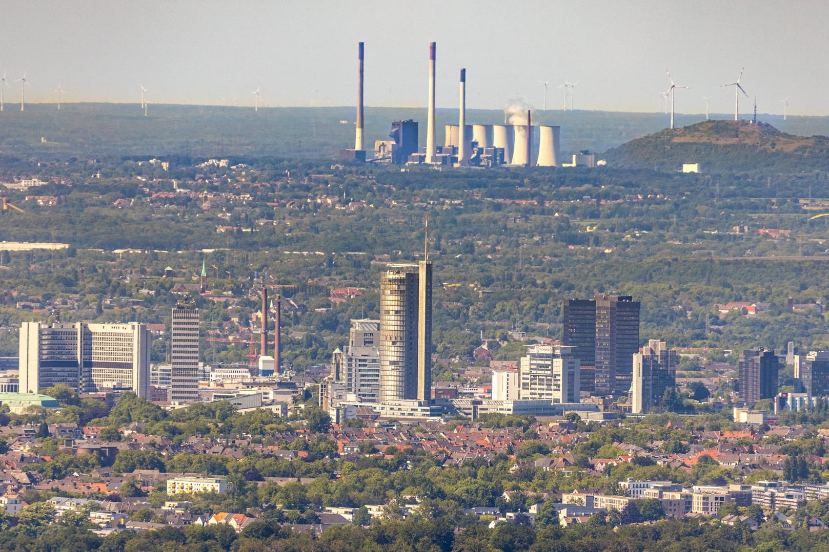 Blick über Essen mit Rathaus, RWE-Turm, Uniper Kraftwerke und Windpark Halde Oberscholven: Die Stadt soll bis 2030 klimaneutral werden, fordert eine neue Initiative.