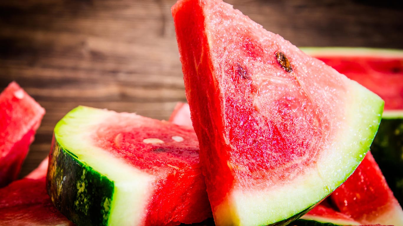 Wassermelone: Auch die Kerne und der weiße Rand sind essbar.