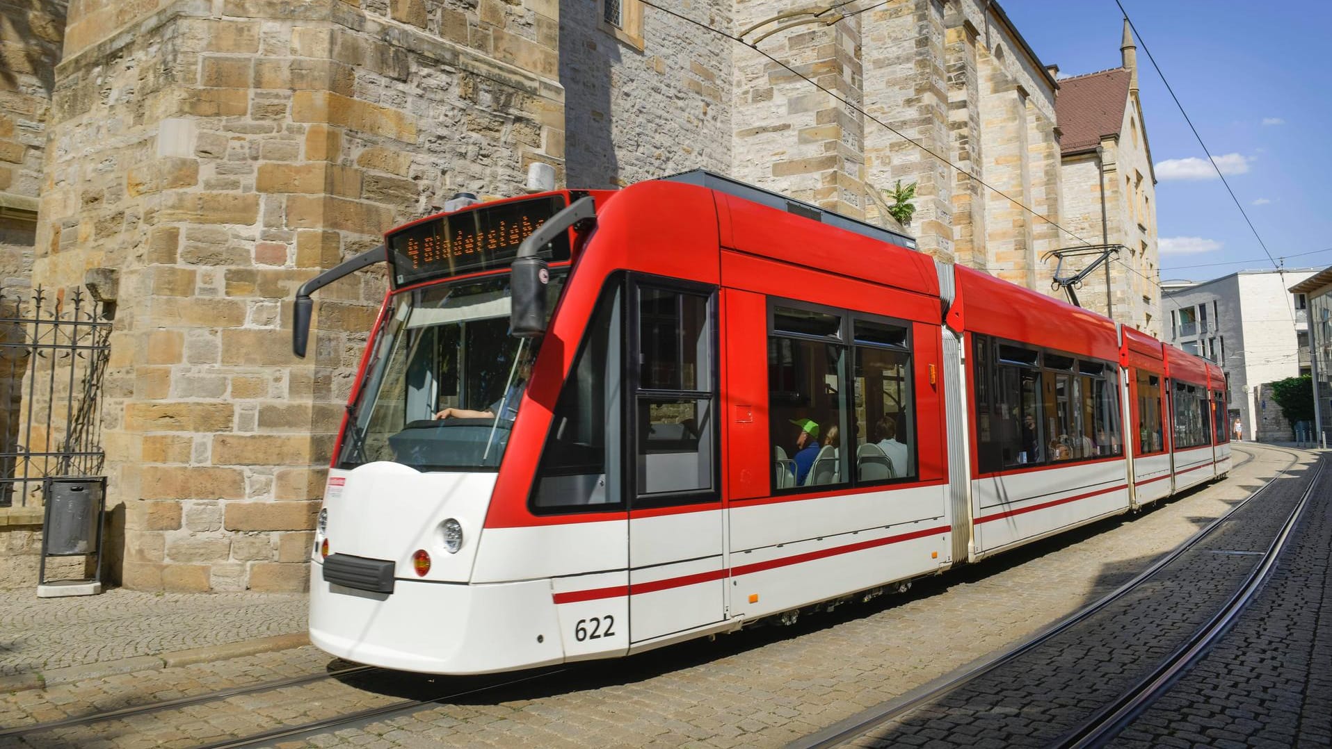 Eine Straßenbahn in der Domstraße in Erfurt (Symbolbild): Am Mittwoch hat es einen Unfall zwischen einer Tram und einem Auto gegeben.