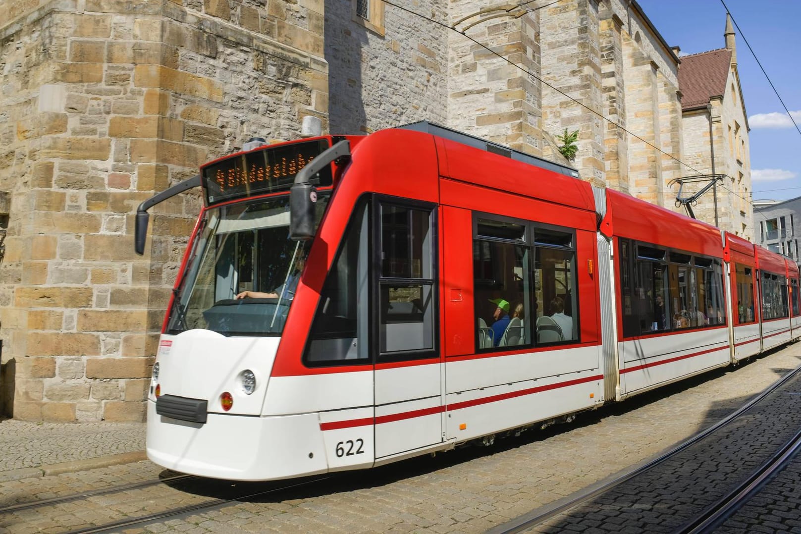 Eine Straßenbahn in der Domstraße in Erfurt (Symbolbild): Am Mittwoch hat es einen Unfall zwischen einer Tram und einem Auto gegeben.