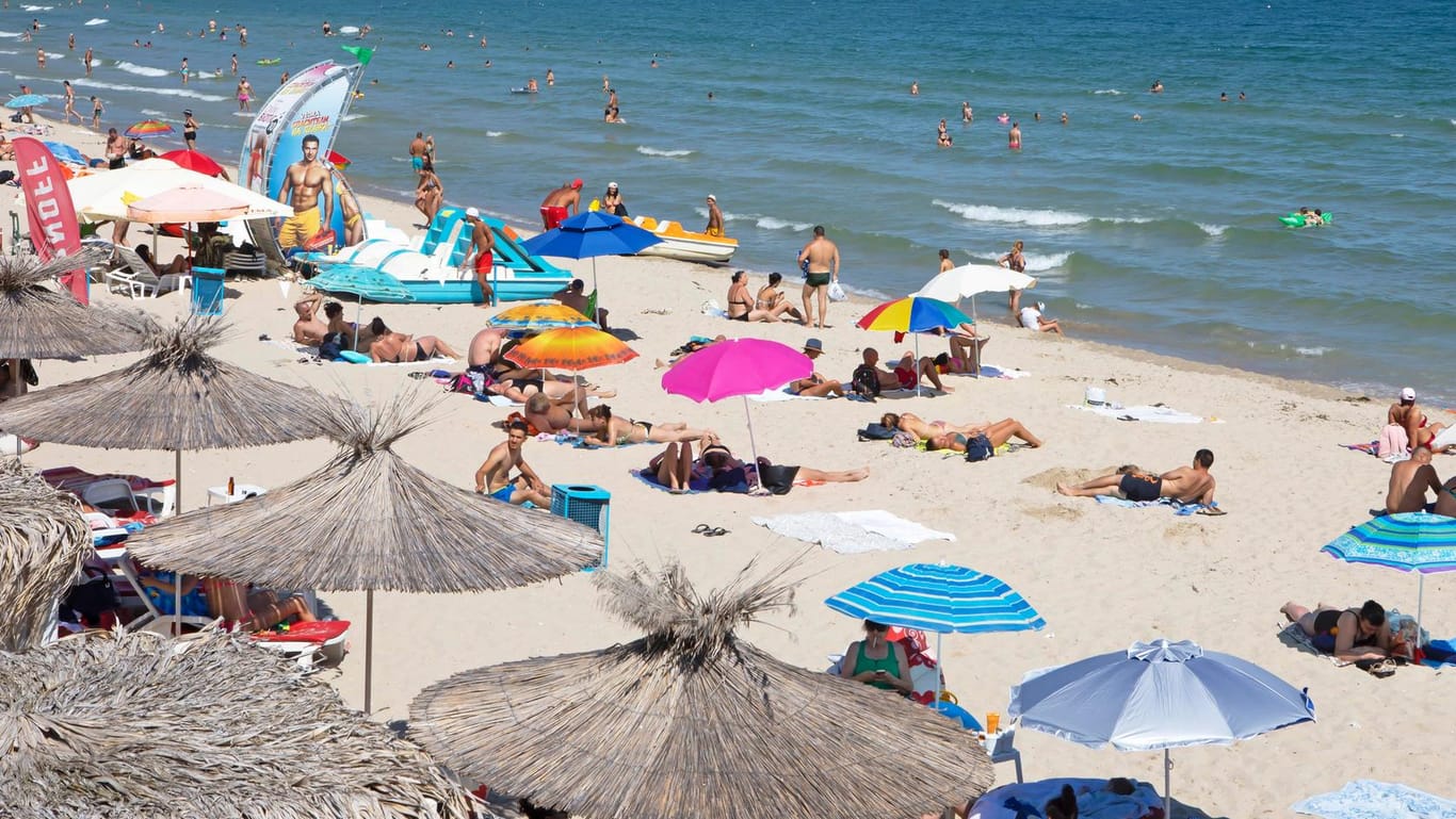 Badegäste am Strand von Varna in Bulgarien: In dem Urlaubsland ist die Zahl der Neuinfektionen zuletzt stark gestiegen.