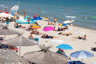 Badegäste am Strand von Varna in Bulgarien: In dem Urlaubsland ist die Zahl der Neuinfektionen zuletzt stark gestiegen.