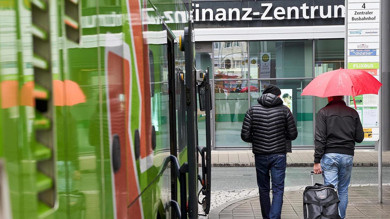 Zwei Personen gehen an Bussen vorbei: Der Fernbusterminal in Nürnberg konnte im Test nicht überzeugen.