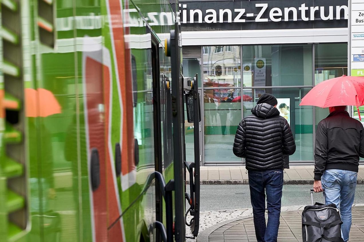 Zwei Personen gehen an Bussen vorbei: Der Fernbusterminal in Nürnberg konnte im Test nicht überzeugen.