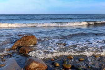 Baden in der Ostsee: Bei einer Wassertemperatur über 20 Grad verbessern sich die Bedingungen für Vibrionen.