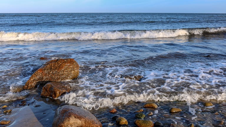 Baden in der Ostsee: Bei einer Wassertemperatur über 20 Grad verbessern sich die Bedingungen für Vibrionen.