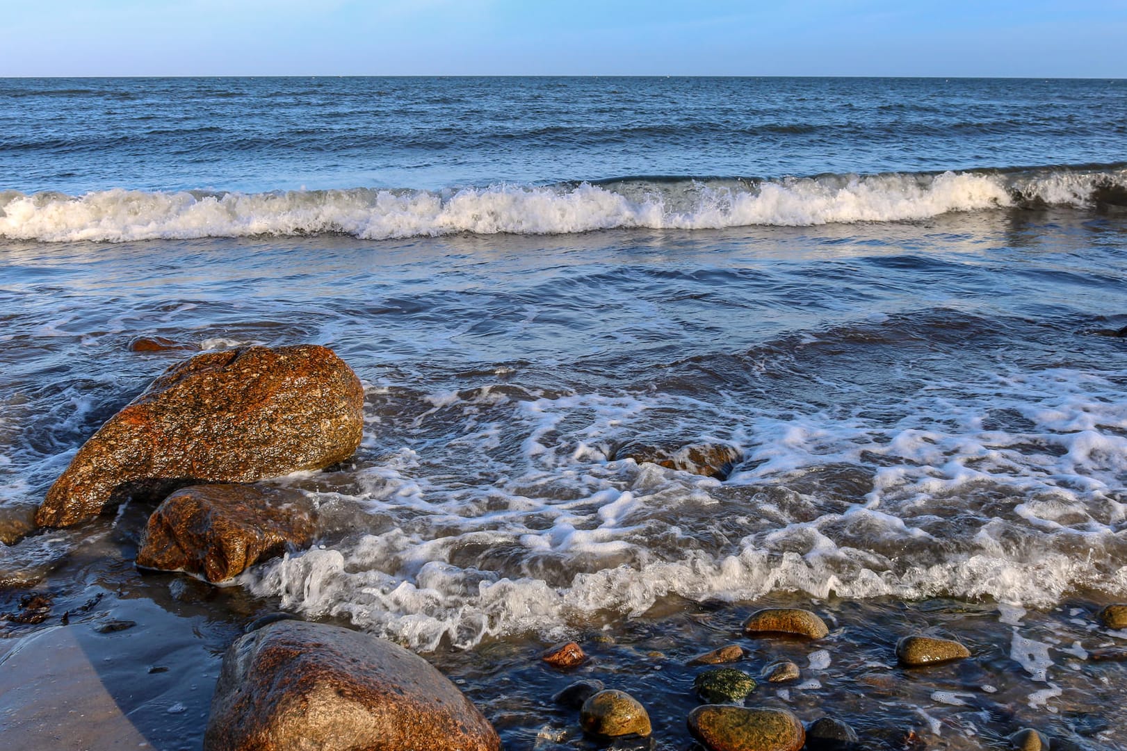 Baden in der Ostsee: Bei einer Wassertemperatur über 20 Grad verbessern sich die Bedingungen für Vibrionen.