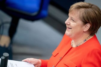 Bundeskanzlerin Angela Merkel spricht bei ihrer Regierungserklärung zur deutschen EU-Ratspräsidentschaft im Bundestag.